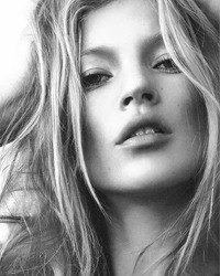 Kate Moss se dezbraca pentru Playboy