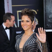 Halle Berry e din nou mamica!