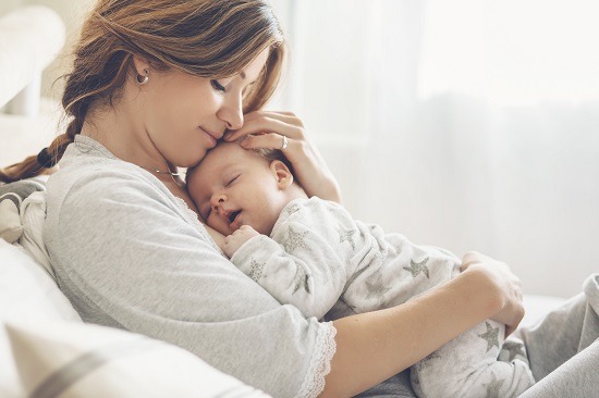 Reflux gastroesofagian la bebeluşi: cauze, simptome şi tratamente