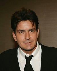 Charlie Sheen s-a logodit cu starleta porno Brett Rossi