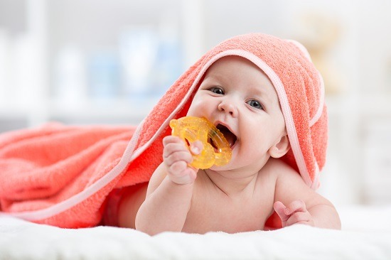 Erupția dentară la bebeluși – ghid pentru părinți