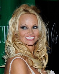 Pamela Anderson, dezvaluiri socante despre copilaria ei