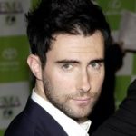 Adam Levine, solistul trupei Maroon 5, s-a casatorit