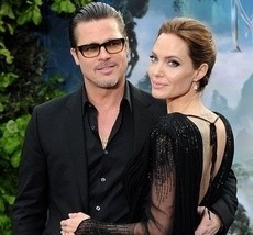 Angelina Jolie si Brad Pitt s-au casatorit