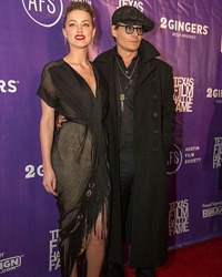 Amber Heard il insala pe Johnny Depp