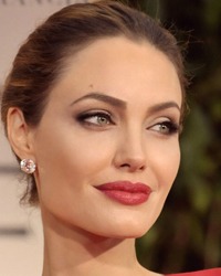 Angelina Jolie si-a extirpat ovarele