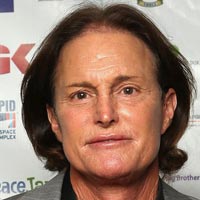 Bruce Jenner, tatal surorilor Kardashian, si-a facut implant mamar