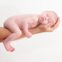 Cum prevenim deformarea capului la bebelus?