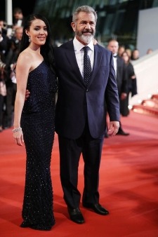Mel Gibson si Rosalind Ross, debut pe covorul rosu