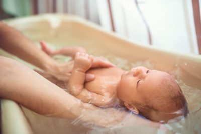 Cat de des facem baie bebelusului?