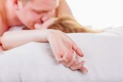 Cum sa deosebesti orgasmul adevarat de cel mimat?