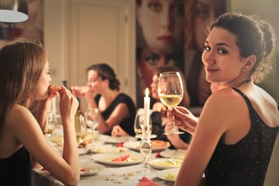 10 feluri in care sa iti faci prieteni noi, chiar daca esti cea mai introvertita fiinta