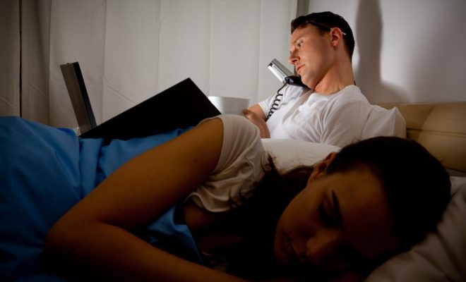 Cum să îți îmbunătățești relația dacă partenerul tău este workaholic