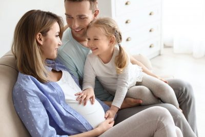 Cum anunţi copilul că urmează să mai aibă un frate