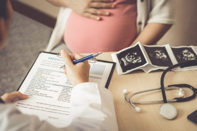 Cum pot fi depistate bolile genetice încă din sarcină?