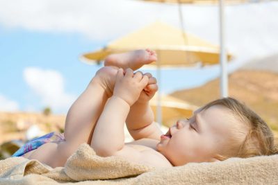 Reguli importante pentru siguranța bebelușului pe plajă