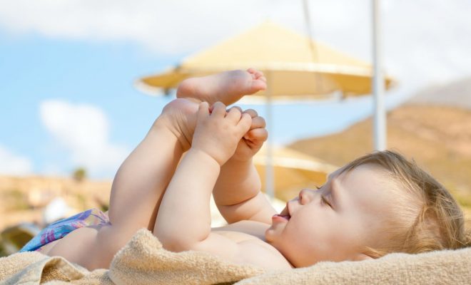 Reguli importante pentru siguranța bebelușului pe plajă