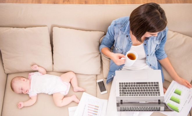 Lucrul de acasă pentru părinţii cu copii: sfaturi să nu o ia razna!