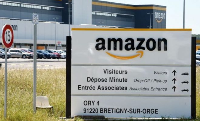Un bărbat transgender dă în judecată Amazon pentru că i-a refuzat mărirea de salariu