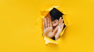 Bârfa - de ce simţim nevoia să vorbim despre alţii în absenţa lor