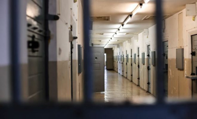 O femeie gardian din Marea Britanie poate ajunge la închisoare pentru relația cu un criminal condamnat