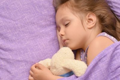 Când şi de ce trebuie să doarmă un copil singur