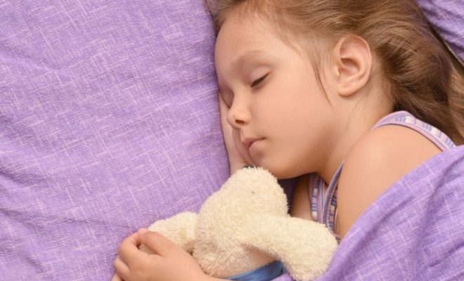 Când şi de ce trebuie să doarmă un copil singur
