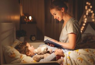 Cum înveţi copilul să doarmă singur