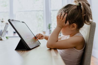 Dependența de internet și telefon la copii: cum o gestionezi