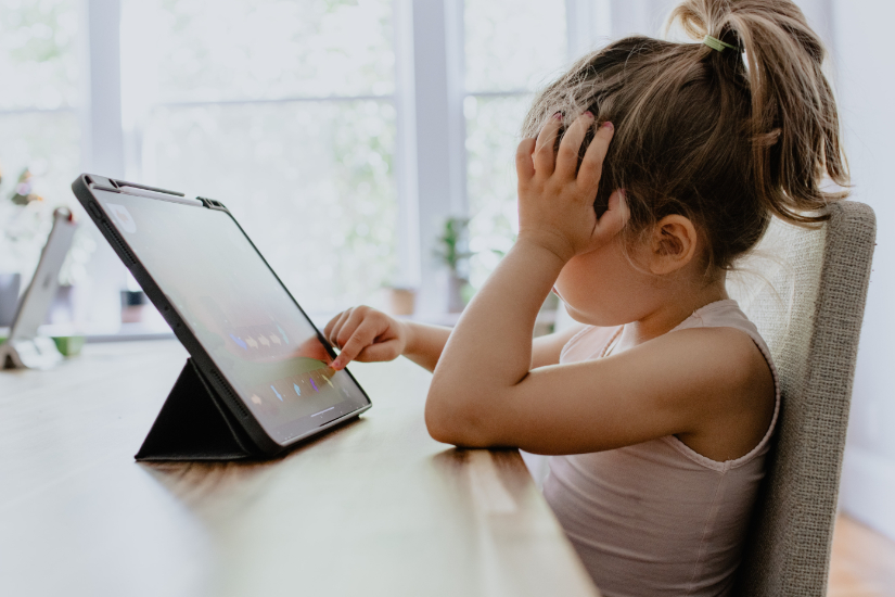 Dependența de internet și telefon la copii: cum o gestionezi