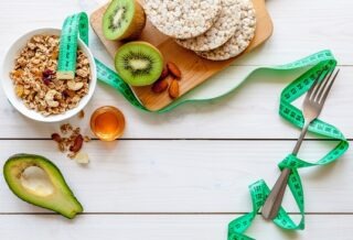 Dieta si menopauza: Alegerea alimentelor potrivite pentru controlul greutatii