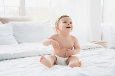 Când stă bebe în șezut: etape și semne de dezvoltare