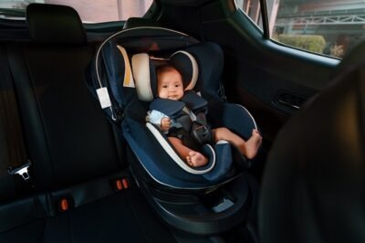 De la câte luni se pune bebelușul în scaun auto